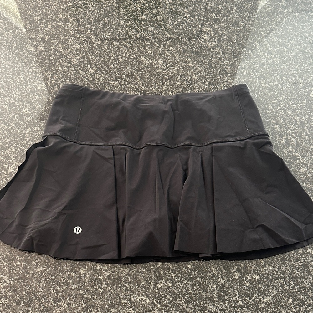 Lulu Lemon Mini Tennis Skort. Built in shorts with side pockets. Black size 4